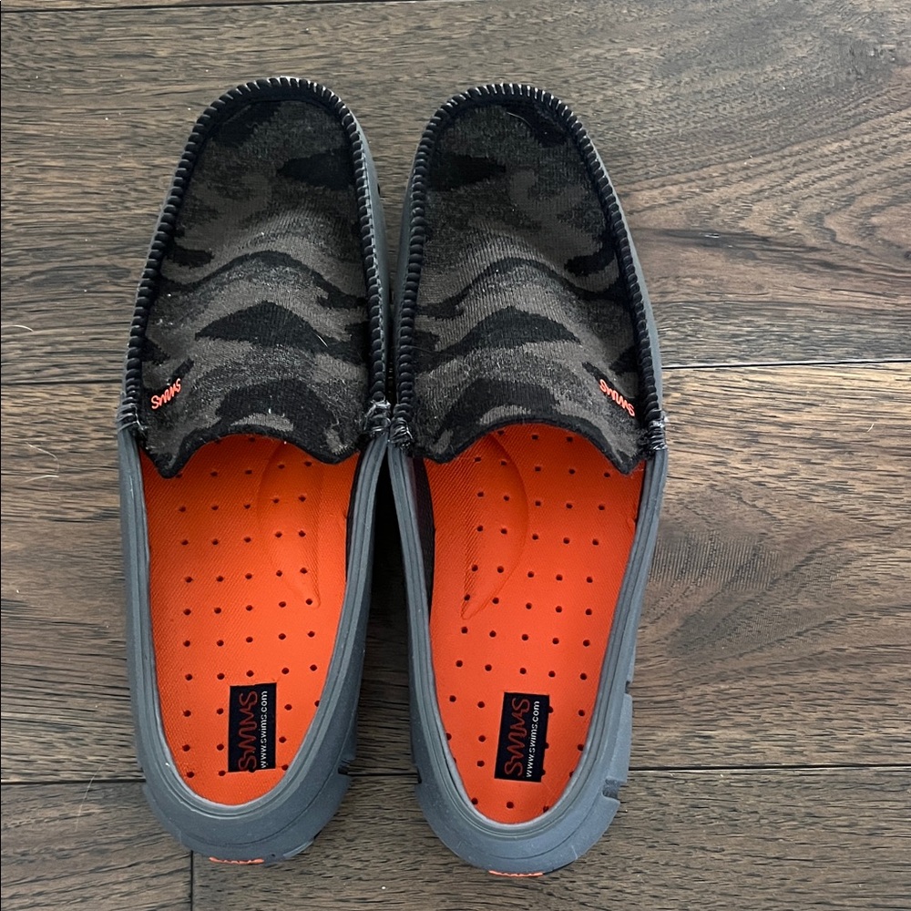 Swims Men's Gray Camo Loafers with Orange Lining